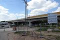 Baustelle der neuen Geh- und Radwegbrücke Regnitz im Mai 2020, im Hintergrund die moderne <!--LINK'" 0:349--> mit neuen Schallschutzwänden