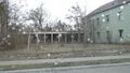 2010: Blick von der <!--LINK'" 0:28--> auf alte Kasernen Gebäude an der nördlichen Seite der <a class="mw-selflink selflink">Monteith Barracks</a>, die längst abgerissen sind.