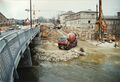 Spundwand Kasten in der <a class="mw-selflink selflink">Rednitz</a> an der <!--LINK'" 0:262--> mit prov. Uferbefestigung mittels Steinen zur Vorbereitung zu den Tiefbauarbeiten zur Unterquerung des Flusses für die <!--LINK'" 0:263--> im März 1997.