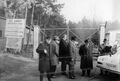 Nach Bürgerprotesten versammelt sich eine Stadtrats-Delegation mit Bürgermeister Heinrich Stranka (3. v. l.) vor dem verschlossenen Eingangstor des Zennwald-Depots (1964).