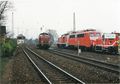 1992: Lokzug vor Stellwerk 2 mit abgebügelter E-Lok und kleiner Rangierlok Köf am Ausweichgleis am Bahnhof Vach auf "Fahrt" wartend...