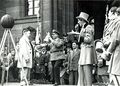 Vermutlich bei der Heiratslotterie der ehem. NS-Oberbürgermeister Franz Jakob mit dem Schauspieler Fritz Bernet vor dem Rathaus während der Kirchweih, 1934