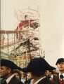 nach dem Erntedank Umzug - fränkischer Dreispitz auf dem <!--LINK'" 0:65--> mit der (damals) 80-jährigen Attraktion "Toboggan" einer 18 Meter hohen Rutschbahn 52 Meter Länge aus Holz der Familie Fischer im Oktober 1986