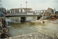 Spundwand Kasten in der <a class="mw-selflink selflink">Rednitz</a> an der <!--LINK'" 0:266--> mit prov. Uferbefestigung mittels Steinen zur Vorbereitung zu den Tiefbauarbeiten zur Unterquerung des Flusses für die <!--LINK'" 0:267--> im März 1997.