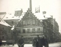 Brauerei Humbser, hier noch in der Bäumenstraße. Nach dem Neubau in der Schwabacher Straße diente die alte Braustätte noch als Mälzerei. Rechts im Hintergrund ist das 1900 fertig gestellte Hauptgebäude der <!--LINK'" 0:66--> zu sehen.