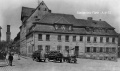  mit davor befindlichem Eckhaus des ehem. Brauereibesitzers Georg Heinrich Stengel in der Bäumenstraße, um <a class="mw-selflink selflink">1870</a> – im Hintergrund der Rathausturm