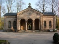 Alte Leichenhalle auf dem Fürther Hauptfriedhof im Baustil des Klassizismus von Architekt <!--LINK'" 0:219-->

Giebelspruch: "<i>Stille! Sie schlummern nur.</i>"
