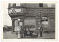 Erste Tankstelle der Familie Miederer auf dem Bürgersteig vor Waldstr. 35. Dahinter Schaufenster der Firma Kurz- Weiss- u. Wollwaren Miederer. Aufnahme 1929