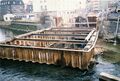 Spundwand Kasten in der  an der <a class="mw-selflink selflink">Maxbrücke</a>. Vorbereitung zu den Tiefbauarbeiten zur Unterquerung des Flusses für die  am 14. Dezember 1997.