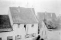Die ehem. Anwesen Stadeln Haus Nr. 20, ganz links, und 19 mit Torbogen, heute <!--LINK'" 0:57-->, mit Reichsfarben-Beflaggung, Aufnahme von 1935