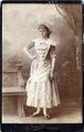 Junge Frau mit Hut aus dem Atelier <a class="mw-selflink selflink">Eugen Peterson</a> (ehem. Greiner), ca. 1900