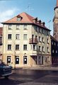 Gebäude <a class="mw-selflink selflink">Gustavstraße 54</a> - im Erdgeschoss die Weinhandlung La Cantina im April 1982