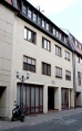 <a class="mw-selflink selflink">Alexanderstraße 13</a>: Nach dem Krieg vereinfacht wiederaufgebautes Geburtshaus von <!--LINK'" 0:18-->