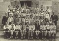 Klassenfoto eines Jahrgangs der Heckmannschule, vermutlich vor dem Schulgebäude. Schüler Otto Lippert (Sohn von ) in der untersten Reihe, vierter von links. Original-Bildunterschrift: "9.VI.25. Heckmann'sche Privatschule Fürth 1921/25"