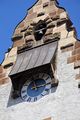 Glocke und Uhr von 1906 am Hauptgebäude der Pestalozzi Schule von der <!--LINK'" 0:25--> aus, im Juni 2020