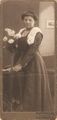 Junge Frau mit Pelzkragen ca. 1920