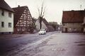  und Bäckerei Schmidt in Stadeln, links  und Bauernhof , dahinter , Straßenschäden, 1960