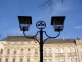 Historische Leuchte an der [[Willy-Brandt-Anlage]]. Im Hintergrund Hornschuchpromenade 1 u. 2, Nr. 1 noch mit Kriegsschaden an der linken oberen Ecke (2013 restauriert)