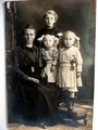 Babette (Barbara) Fischer mit ihren drei Töchtern - rechts Tochter Käte (09.07.1913 - 12.07.1972), wohnte im "Schwarzen Adler" Poppenreuth, 1917. Aufnahme Atelier <!--LINK'" 0:25-->