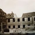 Abriss des ursprünglichen Gebäudes Königsplatz 1 im Jahr 1958. Blick vom Königsplatz aus, links das heutige Anwesen Königsplatz 1 (damals Königstr. 83), im Hintergrund das Dach von <!--LINK'" 0:39--> 4