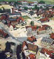 Luftbild vom Gänsberg während der sog. Flächensanierung: Im Hintergrund noch die Foerstermühle und der ehem. Schlachthof, im Vordergrund die Reste des ehem. Gänsbergs vor dem Abriss, mitte unten Lilienstr. 7 (mit gelber Hauswand), rechts daneben der <!--LINK'" 0:149--> (Aufnahme ca. 1973)