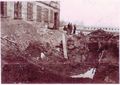 Bombenschaden vor Cadolzburger Str. 26 nach Angriff vom 25. Februar 1944. Die Bombe streifte das Haus, wobei der Erker zerstört wurde, und explodierte dann auf der Straße. Blickrichtung zur Würzburger Str.
