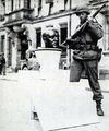 Hitlerbüste Zerstörung US Soldat 1945.jpg