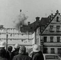 1. Sprengversuch des Geismann Schlotes am 6. März 1975 mit evakuierten Anwohnern vor dem . Wegen der zu schwachen Sprengladung blieb der Kamin bis zum nächsten Tag stehen, wo er im 2. Versuch gesprengt werden konnte.