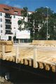 fertige Behelfsbrücke (Holzkonstruktion) im <!--LINK'" 0:76--> neben der <a class="mw-selflink selflink">Flutbrücke</a>, deren Abriss im August erfolgte, im Hintergrund die <!--LINK'" 0:77--> im Juli 2003