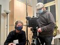 FürthWiki-Laden, Julia Thomas und Thomas Steigerwald von Medien PRAXIS e. V. bei Dreharbeiten für eine TV-Reportage über das FürthWiki (Dezember 2022)