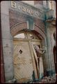 Blick auf das durch die Abbrucharbeiten beschädigte Treber-Tor im Hauptgebäude der , 1982.