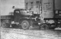 Amerikanische Rangier-'Lokomotive' bewegt einen Kühlwagen in der Darby-Kaserne