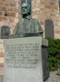 -Denkmal von <a class="mw-selflink selflink">Johannes Götz</a> vor der  mit dem Diakonissenspruch Löhes.