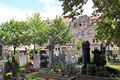 Blick vom Hauptfriedhof zu den Häusern  Nr. 2 und 4 (v. r. n. l.), Juni 2020