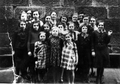 Waisenhauskinder mit Clara Hallemann und Töchter Beate Rachel und Eva Esther