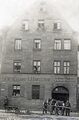 Ansichtskarte von 1910/11 der ehemaligen Gaststätte <a class="mw-selflink selflink">Zum scharfen Eck</a> am <!--LINK'" 0:7--> in der Theaterstraße 2.