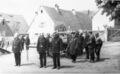 Übung der FFW Stadeln mit Motorspritze Magirus Trossingen am Fischerberg, Bildmitte Kreisbrandmeister Dennemark, rechts zwei Uniformierte in SA- und Partei Uniform. Gebäude im Hintergrund vl. Haus Nr. 30 <!--LINK'" 0:21--> und 29, Scheune Ziener <!--LINK'" 0:22-->, Aufnahme von 1934