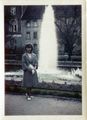 Aufnahme von 1964 vor dem Springbrunnen in der  im Hintergrund das (ehemalige) <a class="mw-selflink selflink">Parkhotel</a> und daneben 