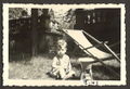 Rainer Appel am Treppenabgang zum "unteren Garten" an der Westseite der Villa. Im Hintergrund <!--LINK'" 0:5--> / <!--LINK'" 0:6-->. Juni 1941