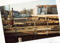 Neubau der <a class="mw-selflink selflink">Flutbrücke</a>, daneben die hölzerne Behelfsbrücke, im Hintergrund Wohnanlage <!--LINK'" 0:95--> im November 2003