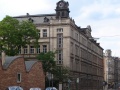 Baudenkmal Schwabacher Straße 86, Schulhaus. Im Vordergrund die Shedhallen der <!--LINK'" 0:17-->.