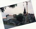 2. Bauabschnitt der als Lärmschutzwall geplanten Reihenhäuser an der [[Nordspange]] Richtung [[Angerstraße]] als Fortsetzung des 1. BA [[Heiligenstraße 33-59]] links im Bild im Juni 1999