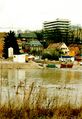 Blick über den überschwemmten <!--LINK'" 0:40--> zur Jakob-Henle-Straße – im Hintergrund das Hochhaus der inzwischen abgerissenen <!--LINK'" 0:41-->, März 2001