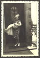 Rainer Appel mit Mutter Gertrud vor dem Eingang der Villa zur Gartenseite. 1939