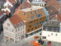Bild vom Rathausturm auf die Ludwig-Erhard-Straße, im Bild ehem. Wölfel Cafe und die neue Lebenshilfe.