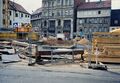 Tiefbauarbeiten am  für Bau des  U-Bahnhofs Rathaus, August 1996 (Gebäude v. l. n. r.: Ludwig-Erhard-Straße 18, ,  und )