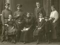 Familie Frank 1914 o. R. v. l.: Heinrich, Karl sr., Karl jr., Marie. U. R. v.l.:  Elisabeth, Hans, Mutter Eva, Emma, Wilhelm