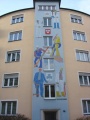 Wandmosaik <i>"Handwerksberufe"</i> (Stein) von , <a class="mw-selflink selflink">1953</a> – renoviert , Abriss des Gebäudes im Juli 