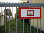 Signal Sh2 (Schutzhalt) an einem Tor in der Leyher Straße.jpg