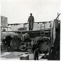 Geräte und Maschinen der Firma Reifen-Reichel in der Langen Straße, zugedeckt und geschützt bei den Abrissarbeiten – auf dem Baugerüst der Betriebseigentümer Michael Reichel, 1953